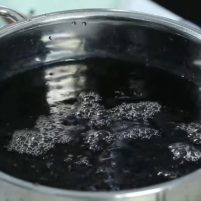 Bước 2 Ninh mềm hạt sen và đậu đen Chè hạt sen đậu đen