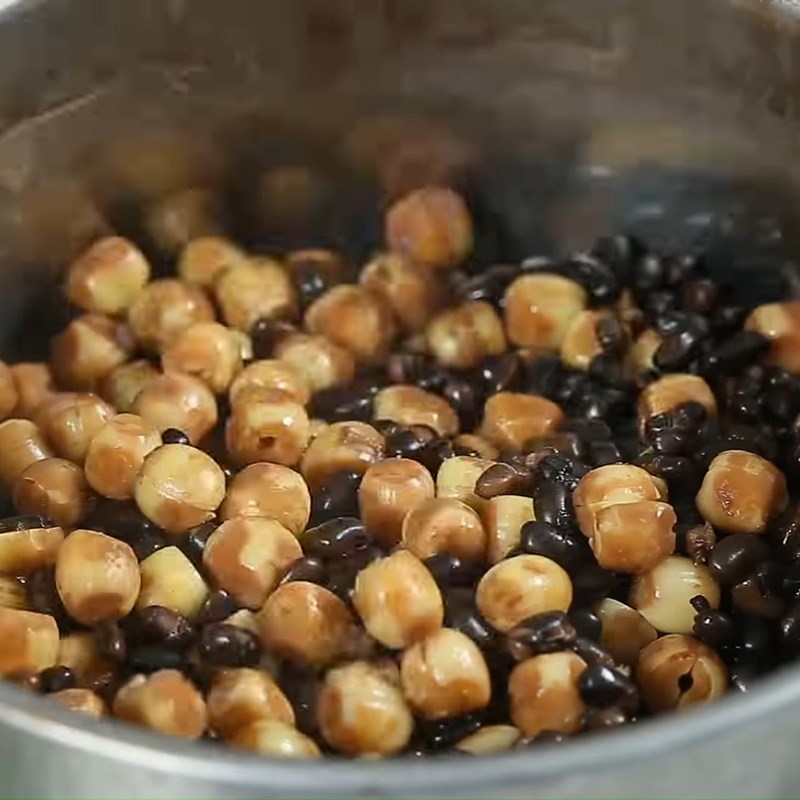 Bước 2 Ninh mềm hạt sen và đậu đen Chè hạt sen đậu đen