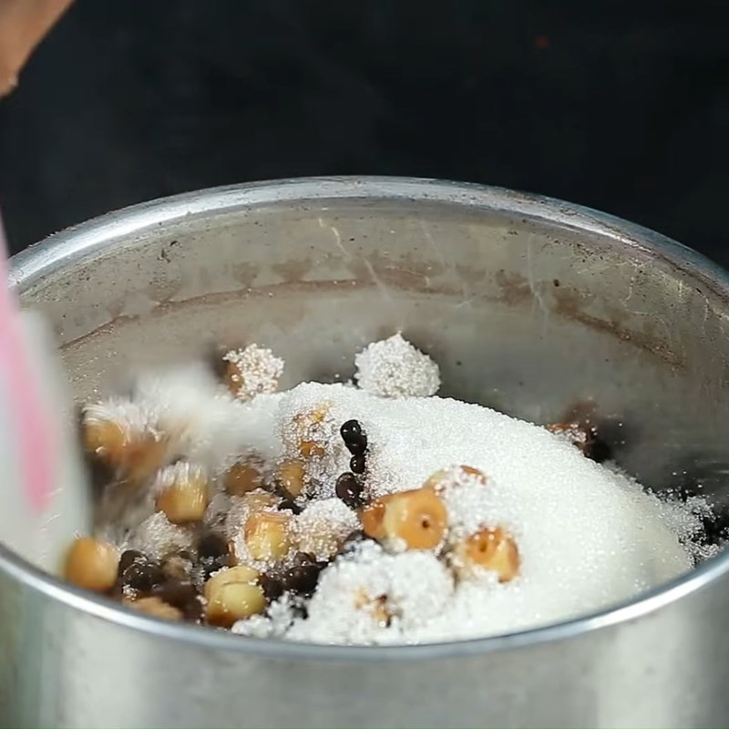 Bước 3 Nấu hạt sen đậu đen với đường và bột sắn Chè hạt sen đậu đen