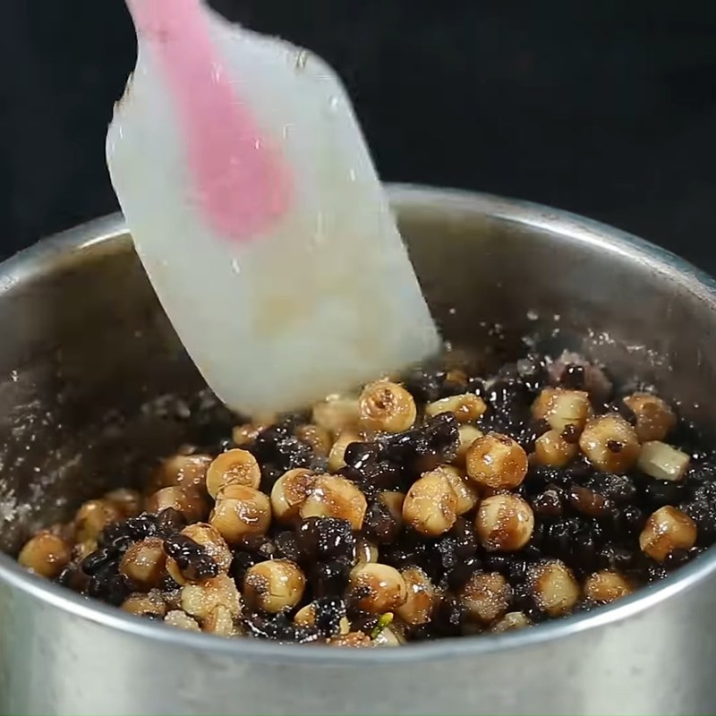 Bước 3 Nấu hạt sen đậu đen với đường và bột sắn Chè hạt sen đậu đen