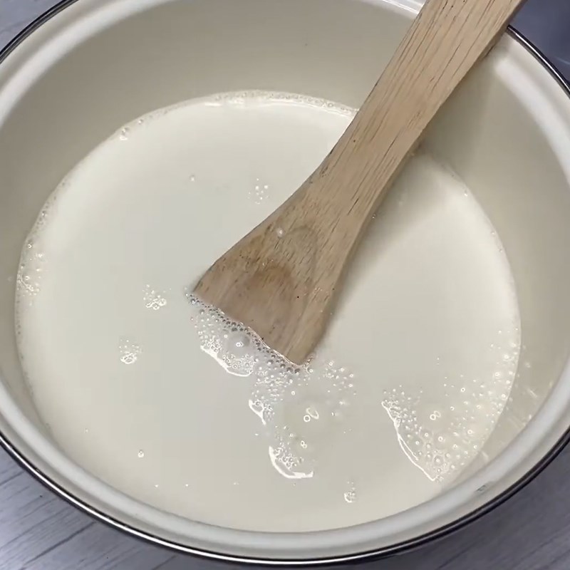 Bước 1 Ngâm bột rau câu và kích đông gelatin Chè khúc bạch phô mai