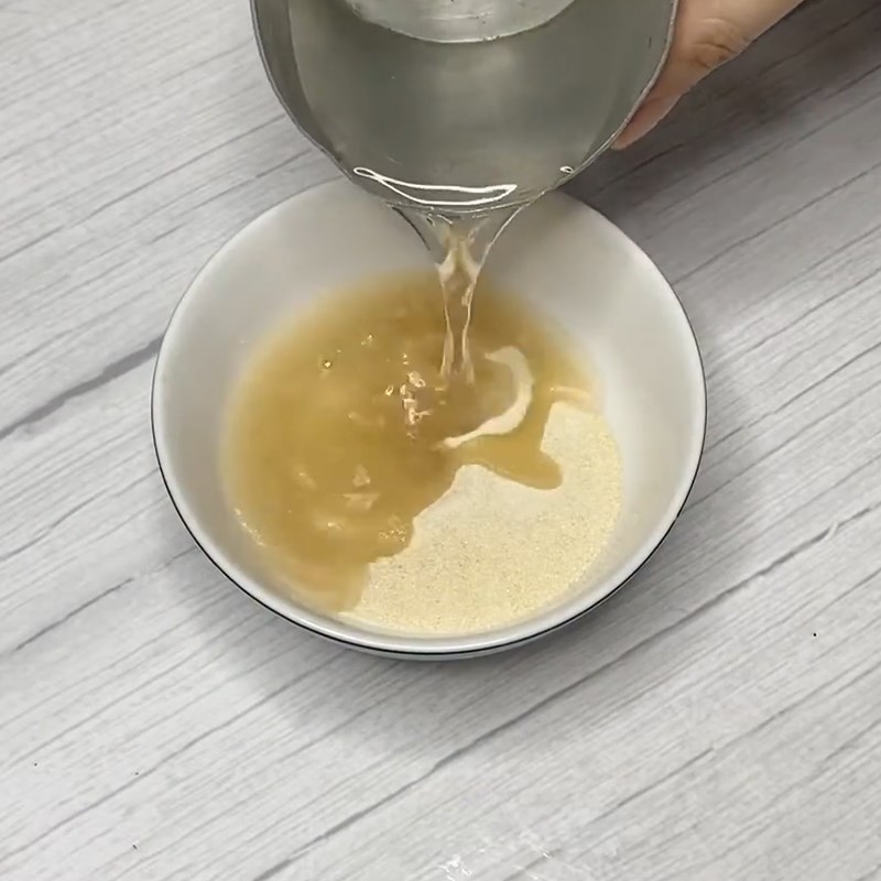 Bước 1 Ngâm bột rau câu và kích đông gelatin Chè khúc bạch phô mai