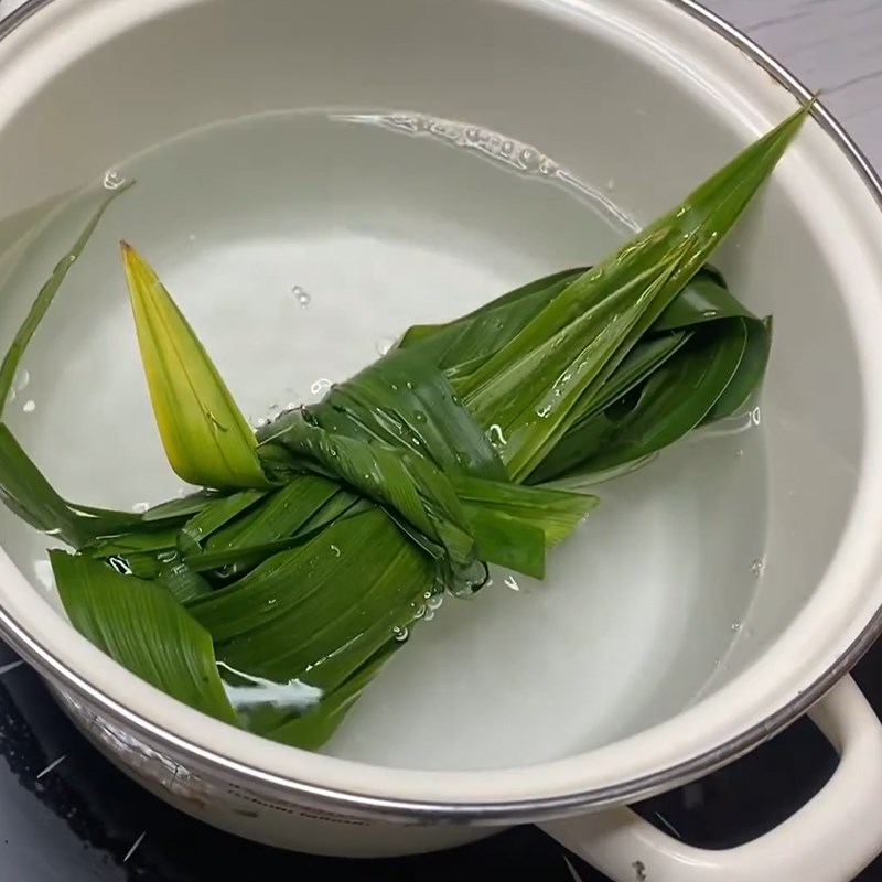 Bước 4 Nấu nước đường Chè khúc bạch phô mai