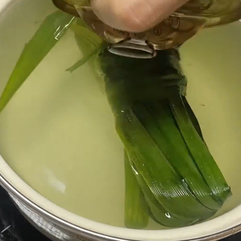 Bước 4 Nấu nước đường Chè khúc bạch phô mai