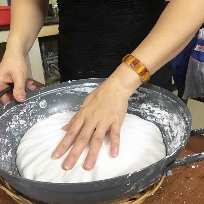 Bước 3 Nhồi bột làm bánh canh Bánh canh gõ gáo dừa chả cá lăng