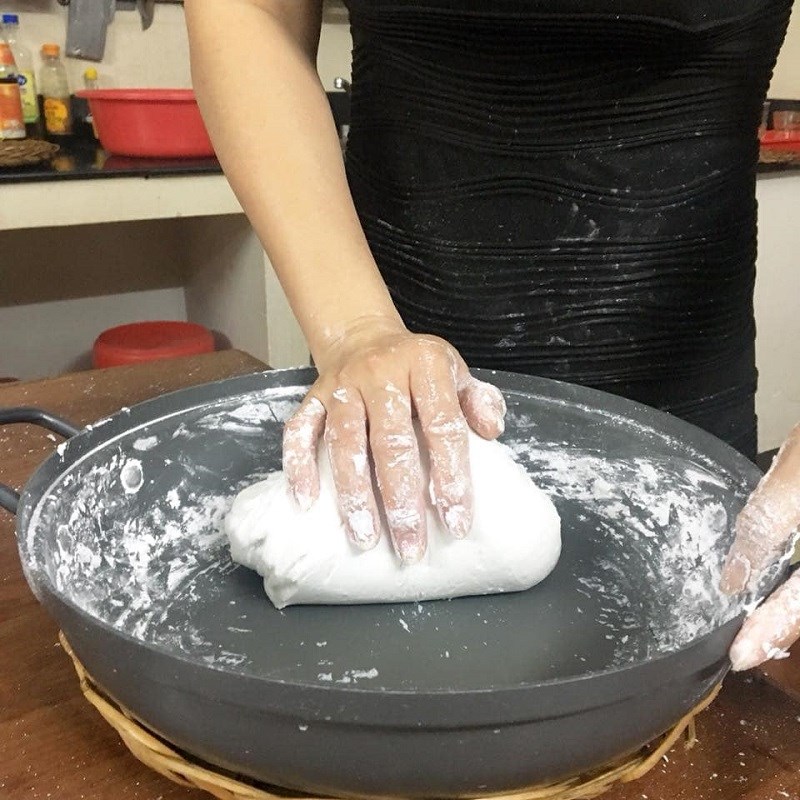 Bước 3 Nhồi bột làm bánh canh Bánh canh gõ gáo dừa chả cá lăng