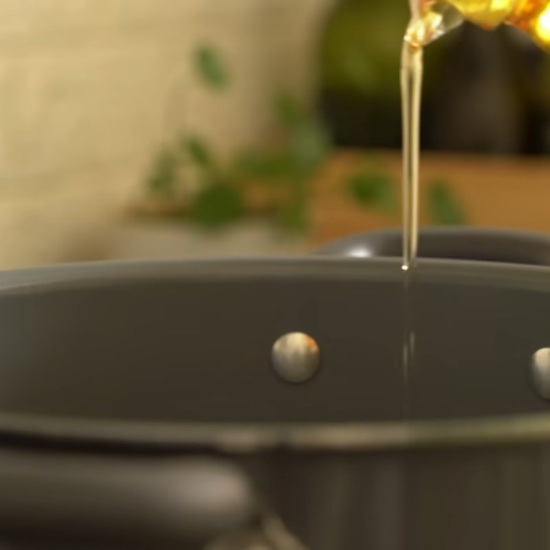 Bước 3 Chiên gà Gà sốt bơ tỏi