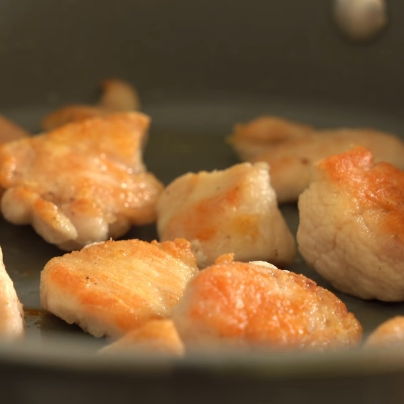 Bước 3 Chiên gà Gà sốt bơ tỏi