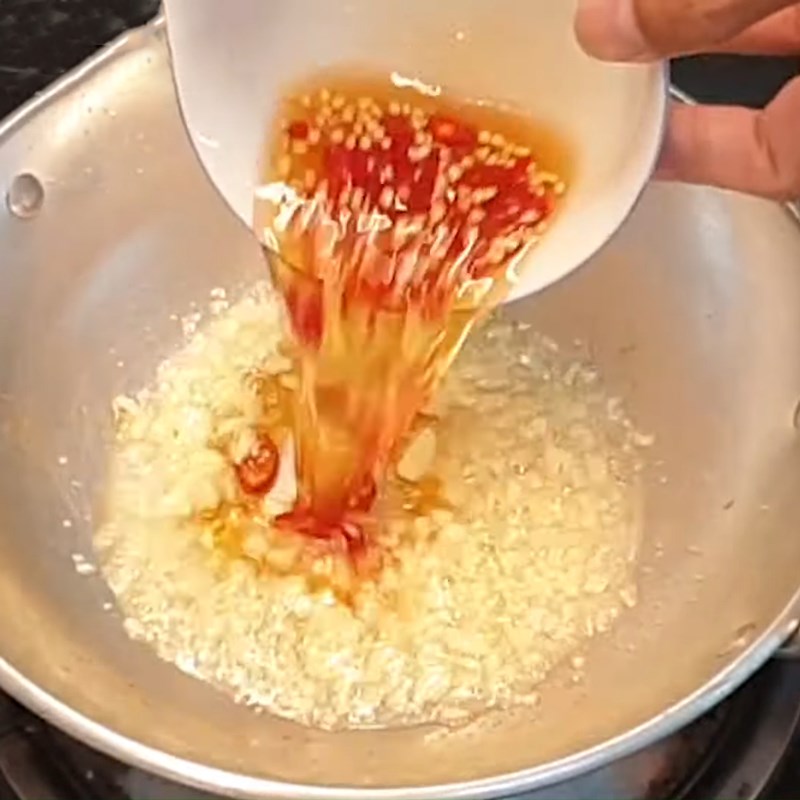 Bước 3 Chiên giấm đường Khô cá tra chiên giấm đường