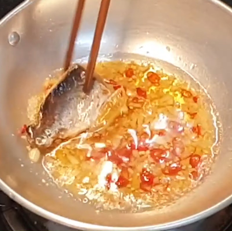 Bước 3 Chiên giấm đường Khô cá tra chiên giấm đường