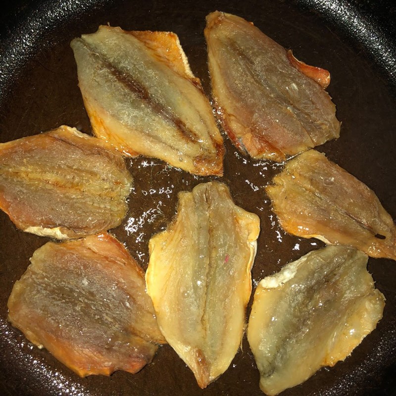 Bước 2 Chiên khô cá chỉ vàng Khô cá chỉ vàng 1 nắng chiên giòn