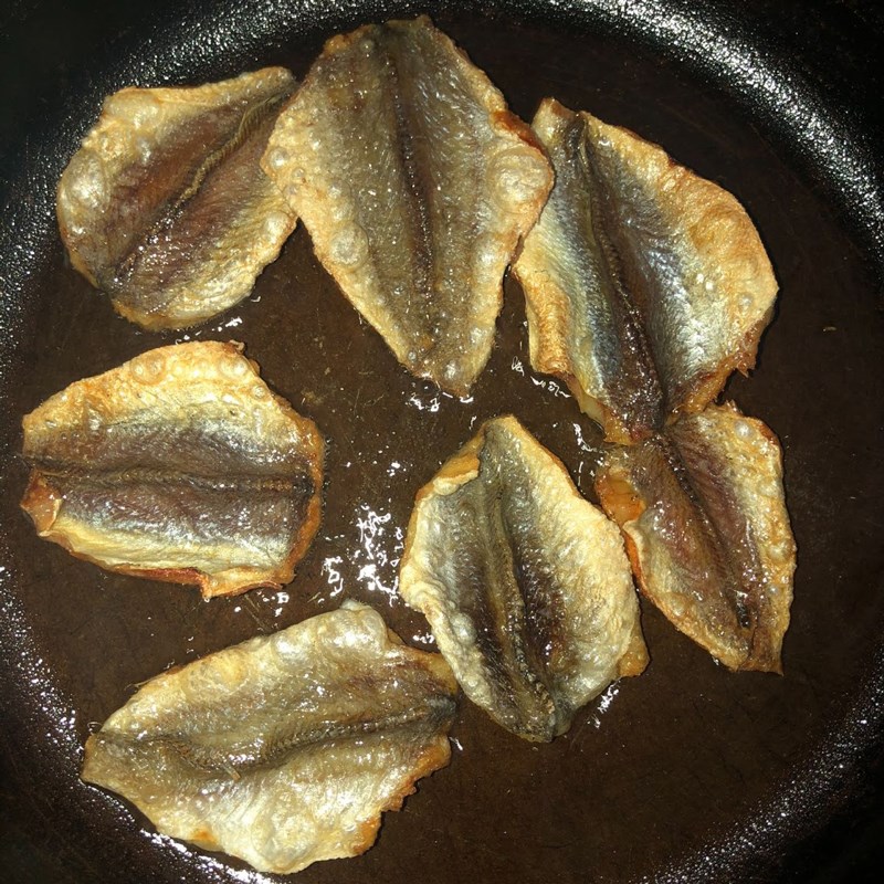 Bước 2 Chiên khô cá chỉ vàng Khô cá chỉ vàng 1 nắng chiên giòn