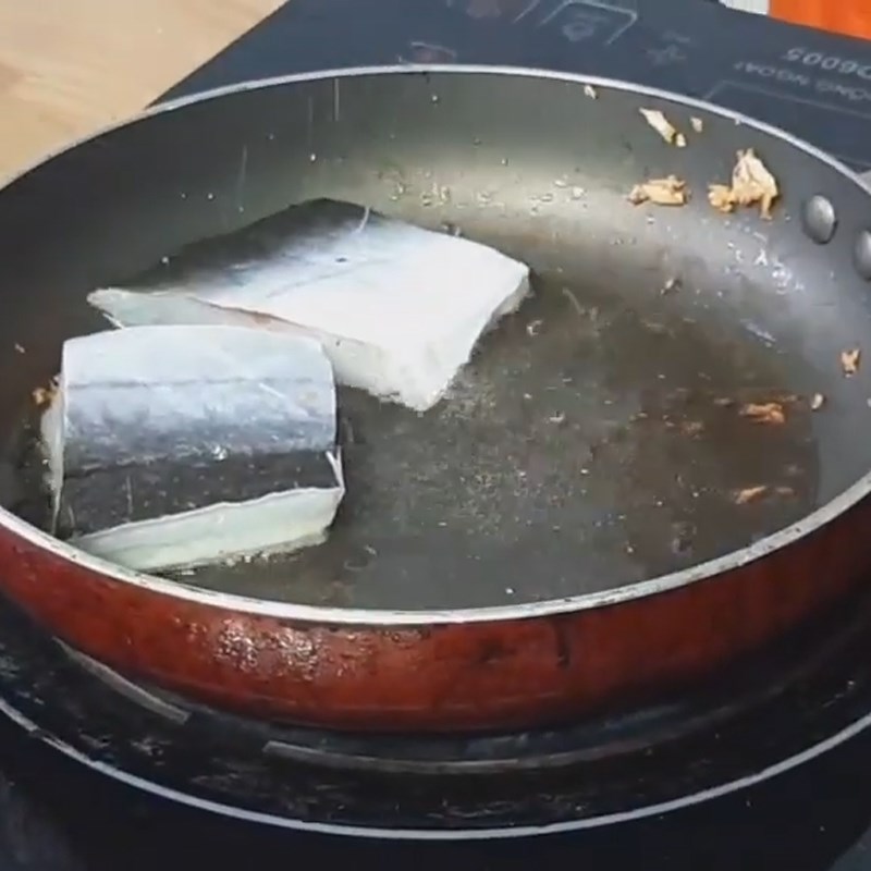 Bước 2 Chiên khô cá dứa Canh chua khô cá dứa dọc mùng