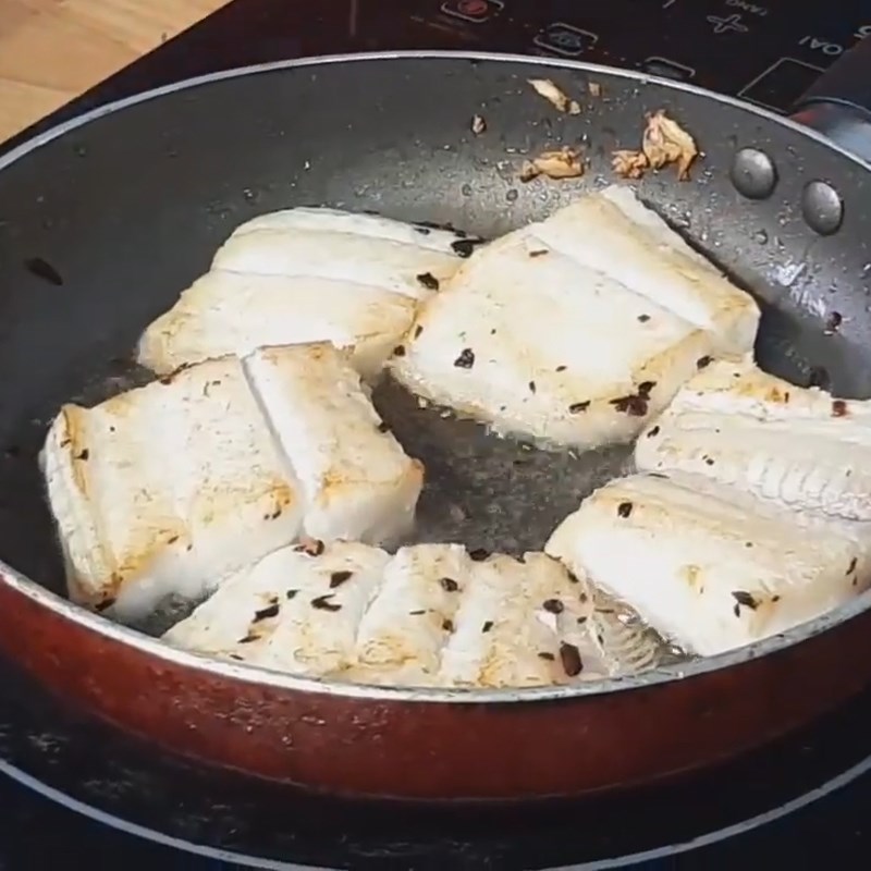 Bước 2 Chiên khô cá dứa Canh chua khô cá dứa dọc mùng