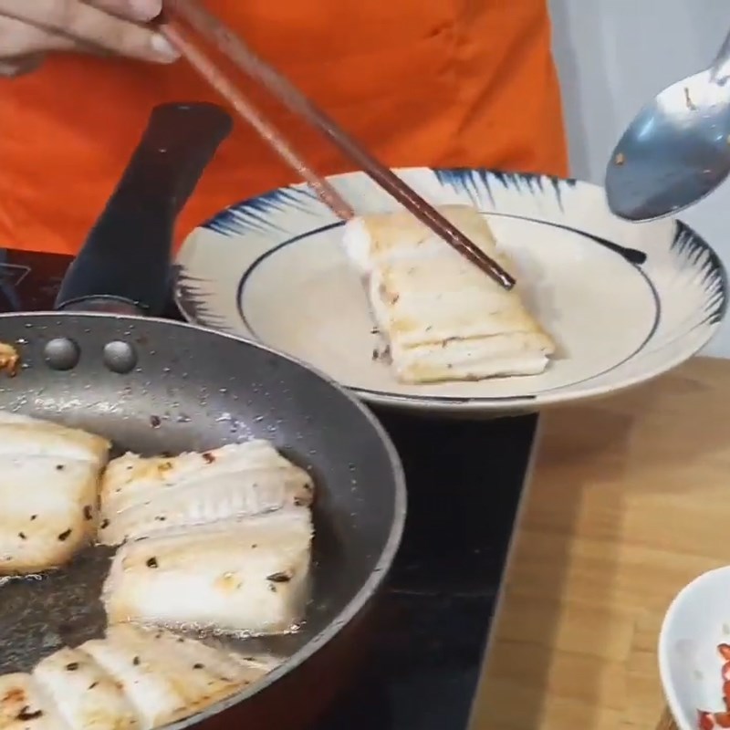 Bước 2 Chiên khô cá dứa Canh chua khô cá dứa dọc mùng