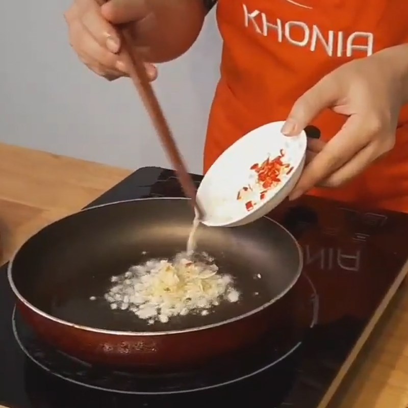 Bước 2 Chiên khô cá dứa Canh chua khô cá dứa dọc mùng