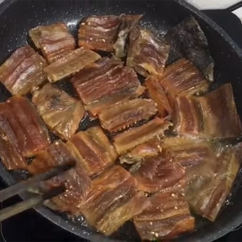 Bước 2 Chiên khô cá lóc Khô cá lóc chiên giấm đường