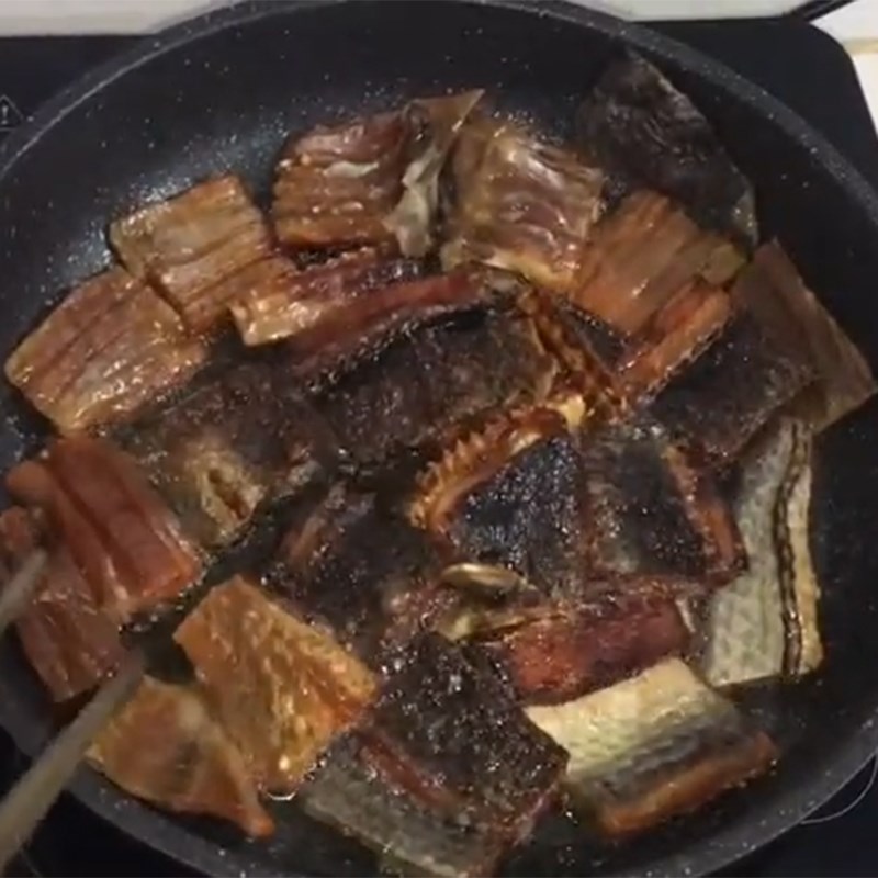 Bước 2 Chiên khô cá lóc Khô cá lóc chiên giấm đường
