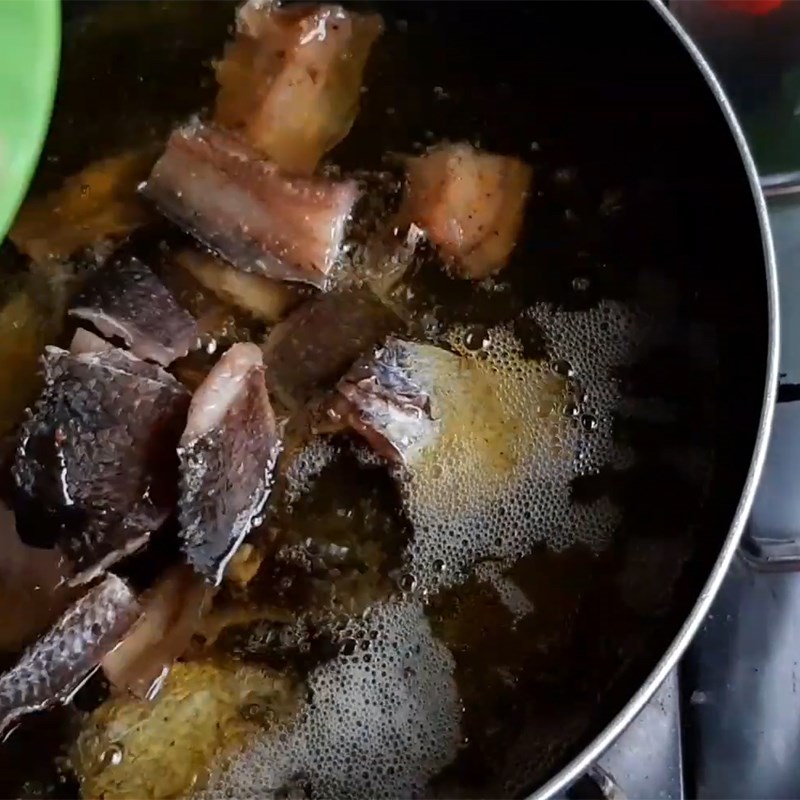 Bước 2 Chiên khô cá lóc Khô cá lóc chiên nước mắm