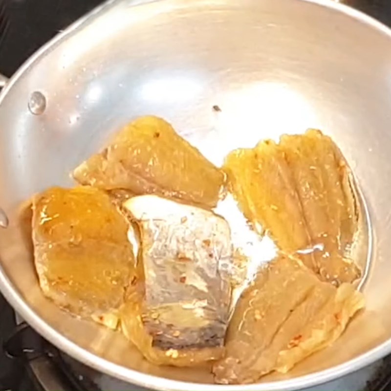 Bước 2 Chiên khô cá tra Khô cá tra chiên giấm đường