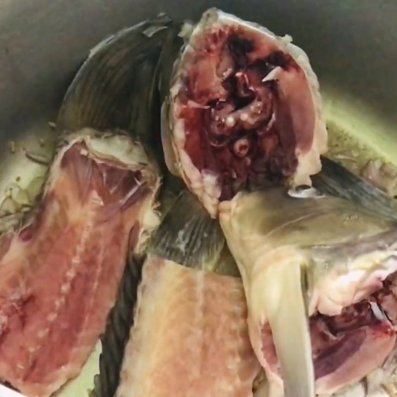 Bước 3 Chiên sơ cá Lẩu cá chép giòn măng chua