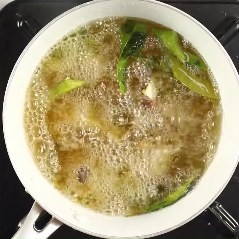 Bước 3 Chiên sườn Sườn rim lá chanh