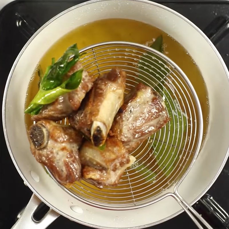 Bước 3 Chiên sườn Sườn rim lá chanh