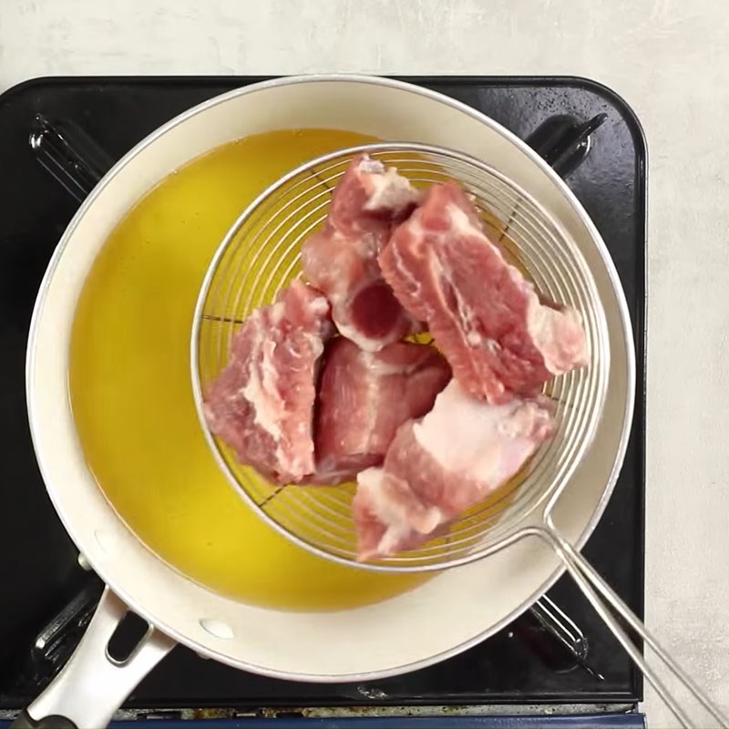 Bước 3 Chiên sườn Sườn rim lá chanh