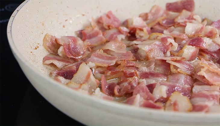 Bước 1 Chiên thịt xông khói Cơm chiên thịt xông khói