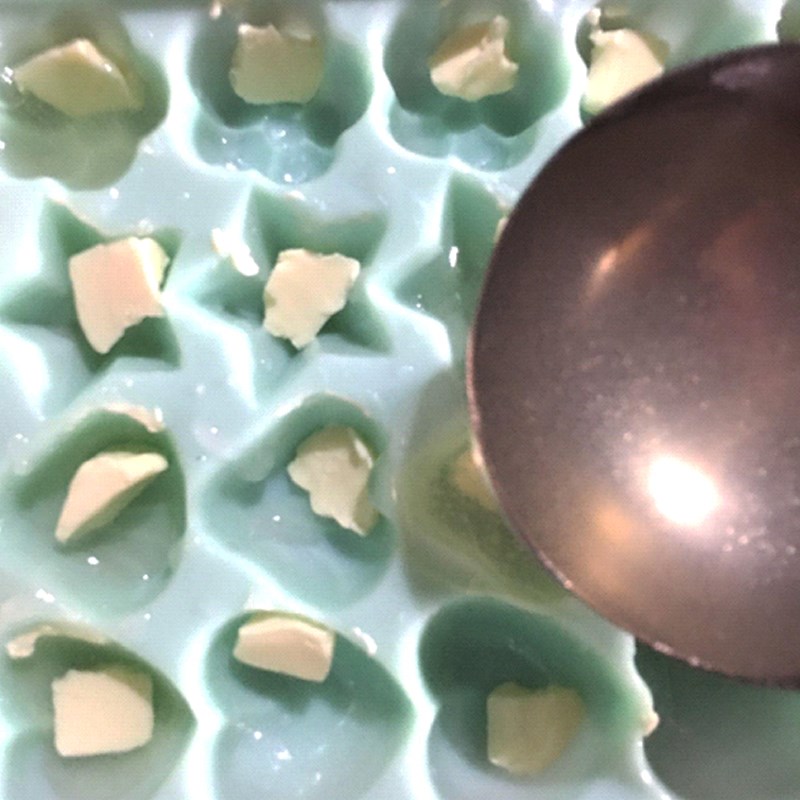 Bước 2 Cho phô mai và rau câu ra khuôn Rau câu nhân phô mai (công thức được chia sẻ từ người dùng)