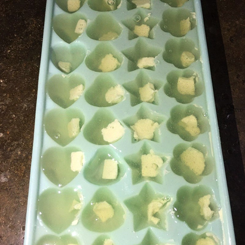 Bước 2 Cho phô mai và rau câu ra khuôn Rau câu nhân phô mai (công thức được chia sẻ từ người dùng)