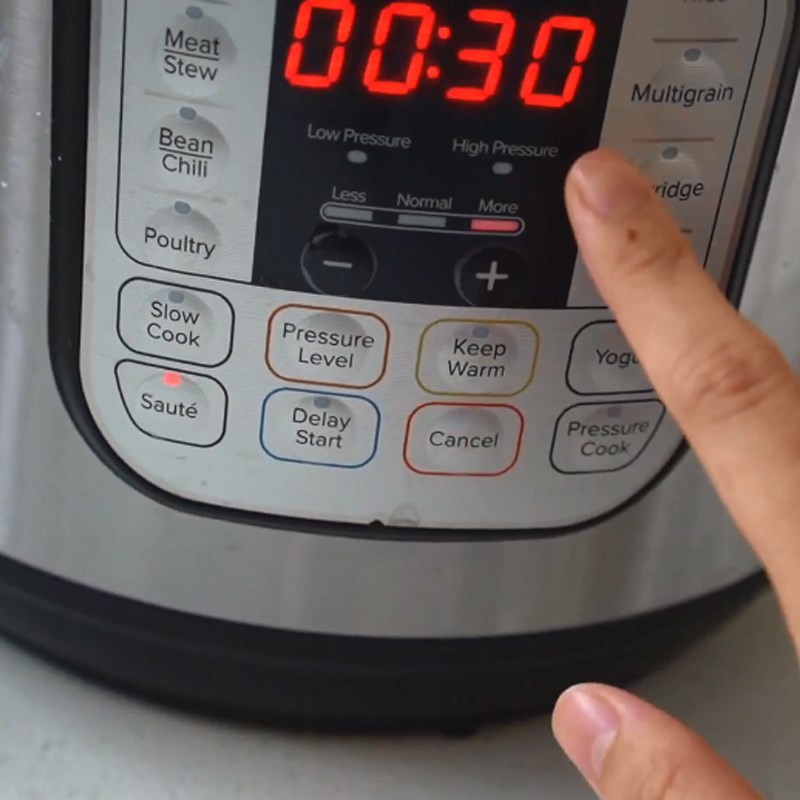 Bước 1 Chuẩn bị gạo (vo, nấu nóng gạo) Cháo gà bằng nồi áp suất