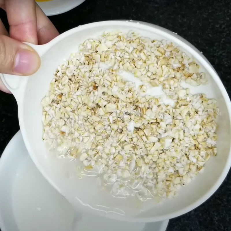 Bước 1 Chuẩn bị yến mạch Cháo yến mạch khoai lang cho bé ăn dặm