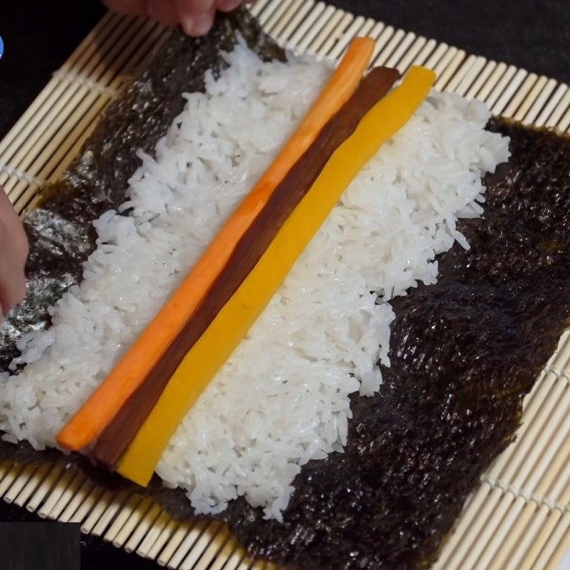 Bước 2 Cuộn cơm Sushi chay ngưu bàng cải chua