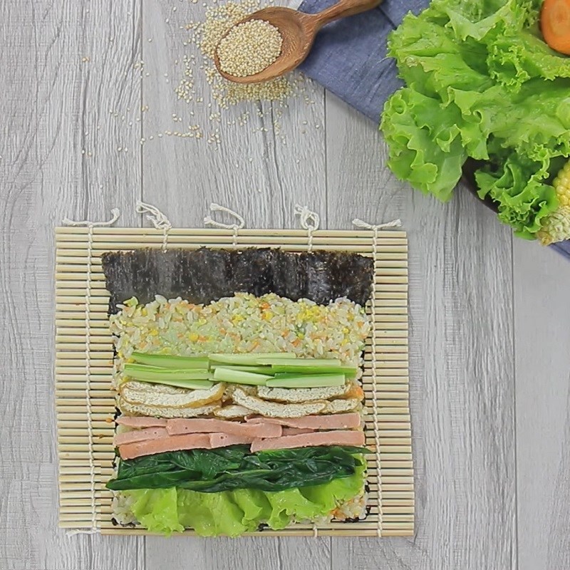 Bước 4 Cuốn sushi Sushi chay cơm trộn rau củ
