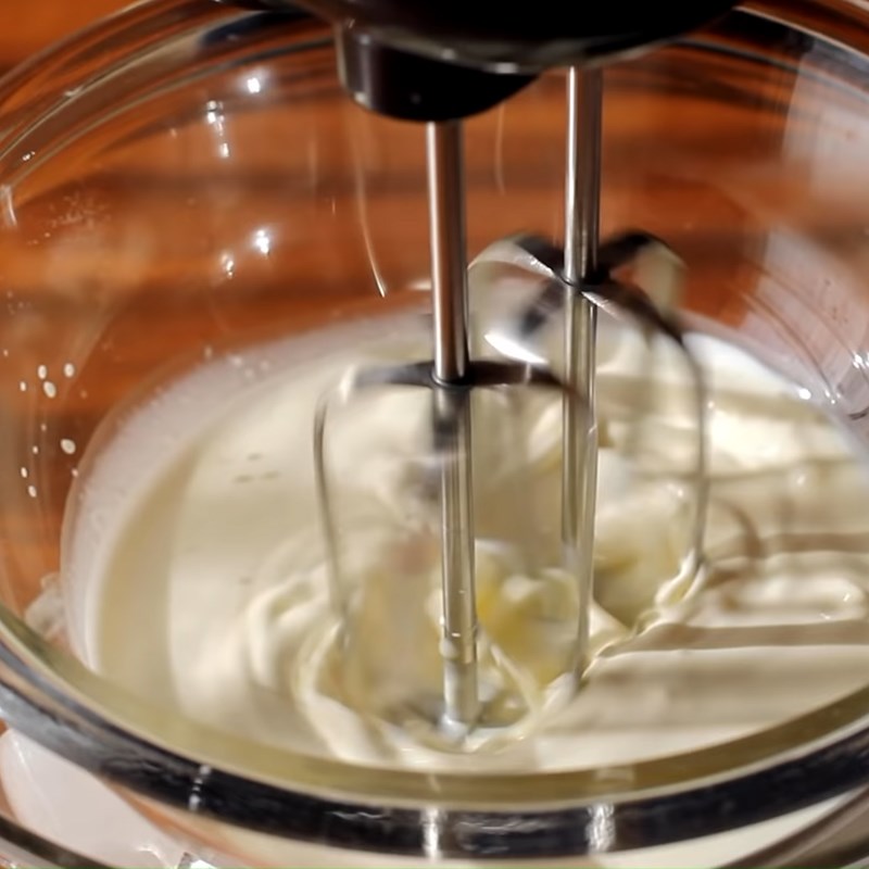 Bước 6 Đánh bông kem tươi Bánh chiffon cuộn kem