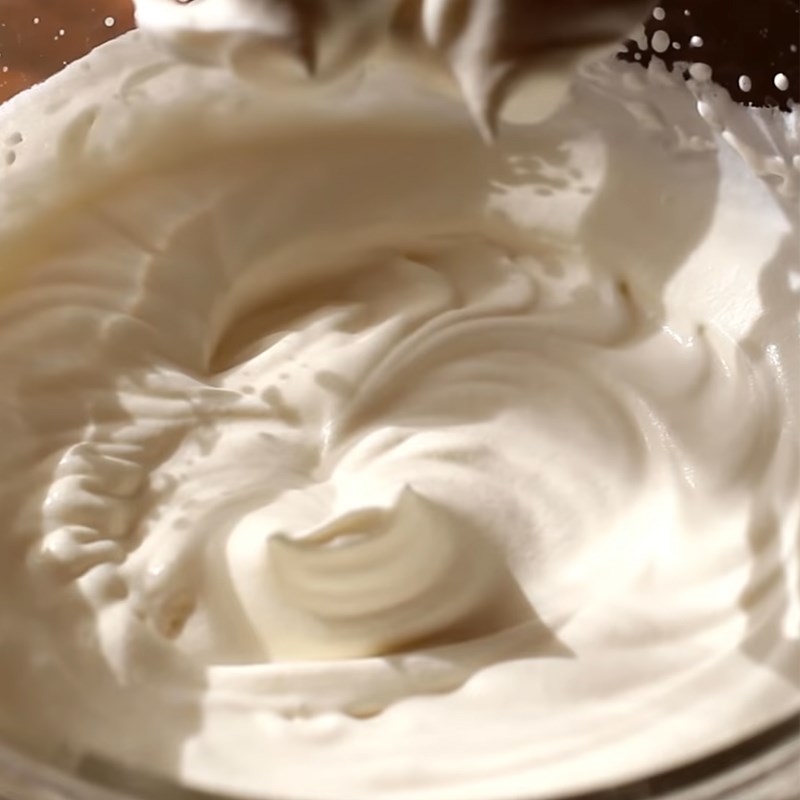 Bước 6 Đánh bông kem tươi Bánh chiffon cuộn kem