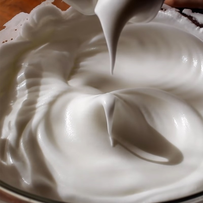 Bước 2 Đánh bông lòng trắng trứng Bánh chiffon cuộn kem