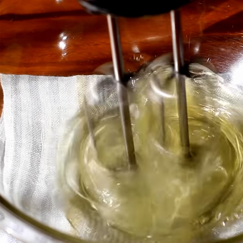 Bước 2 Đánh bông lòng trắng trứng Bánh chiffon cuộn kem