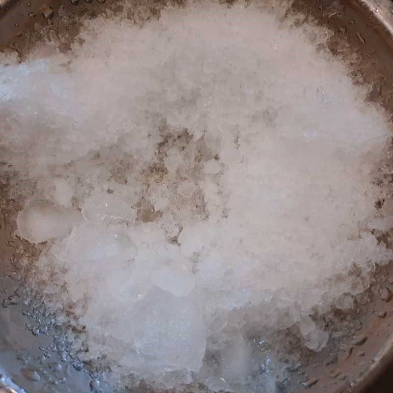 Bước 1 Đập nhuyễn đá viên Sữa lắc vani