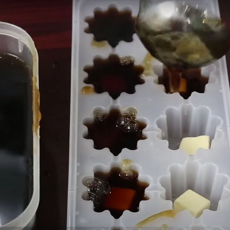 Bước 2 Đổ khuôn Thạch rau câu phô mai cà phê