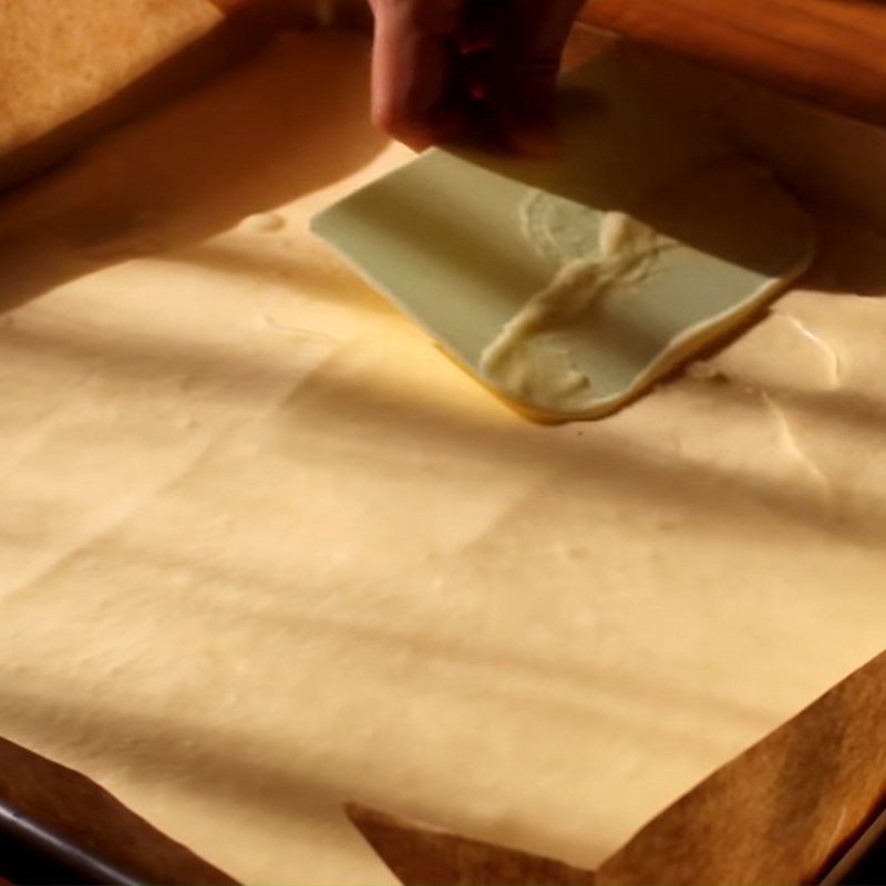 Bước 4 Đổ khuôn Bánh chiffon cuộn kem