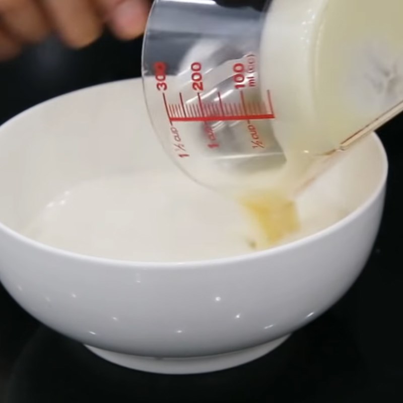 Bước 2 Đun hỗn hợp sữa Sữa chua bằng lò vi sóng