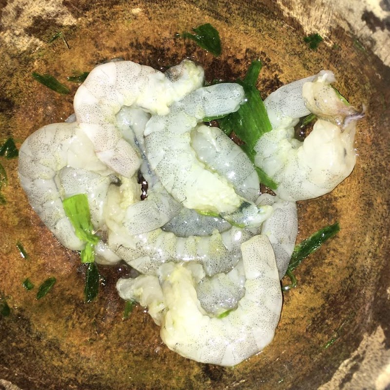 Bước 2 Giã các nguyên liệu Canh cải bẹ xanh nấu tôm tươi