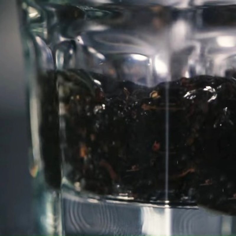 Bước 2 Hãm trà, lấy nước cốt Trà sữa kem muối