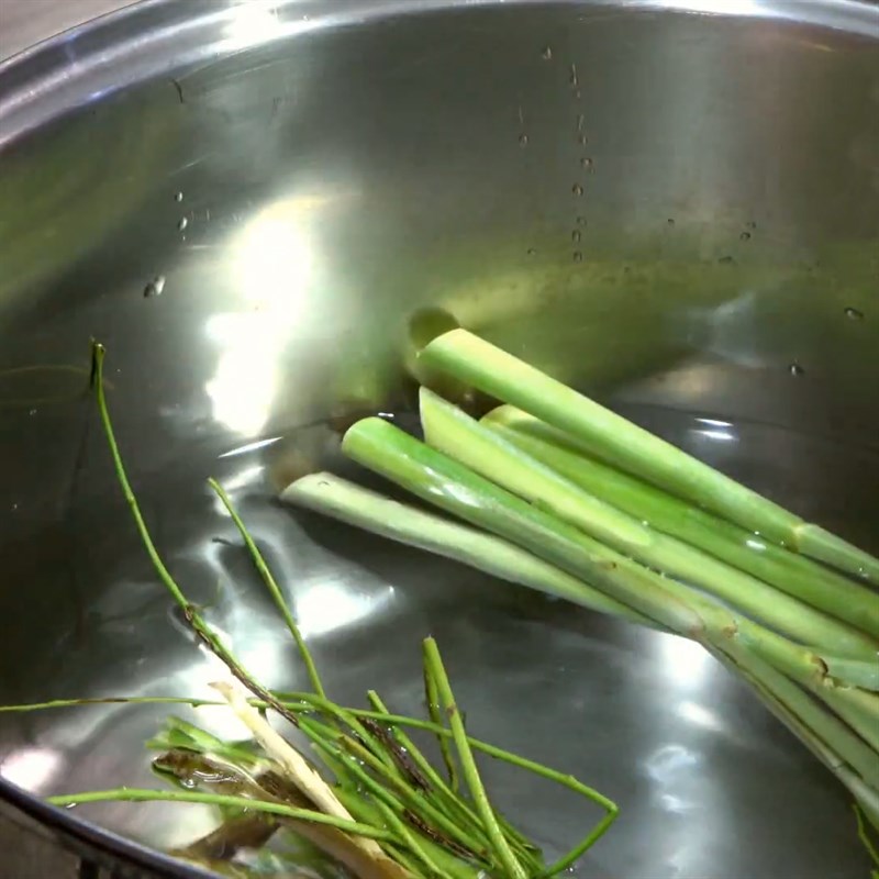 Bước 5 Hấp chân giò Giò heo nướng lá mắc mật