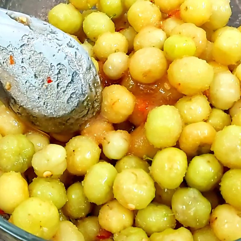 Bước 3 Lắc chùm ruột với nước mắm Chùm ruột lắc mắm ớt