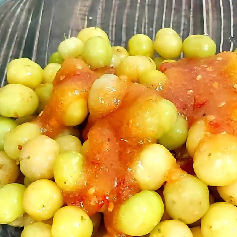 Bước 3 Lắc chùm ruột với nước mắm Chùm ruột lắc mắm ớt