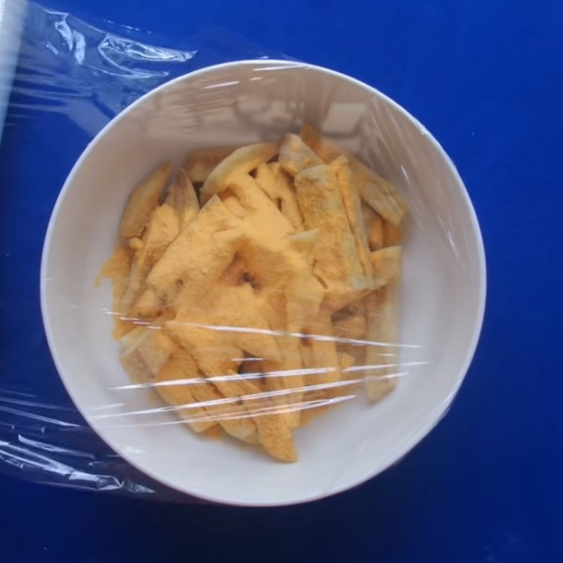 Bước 3 Lắc khoai lang Khoai lang lắc phô mai