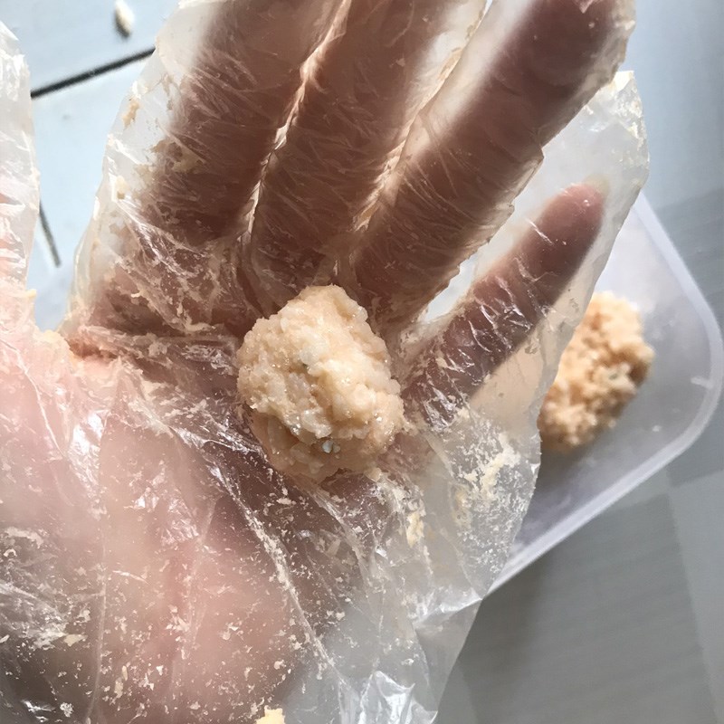 Bước 1 Làm cá viên chiên Cá viên chiên làm từ cơm nguội sốt mắm tỏi